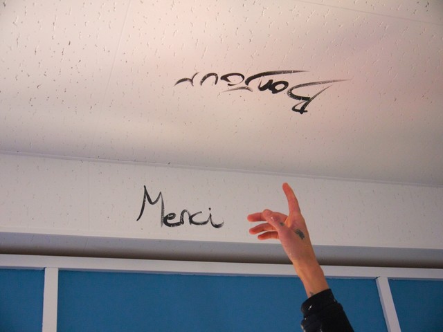 美術館の天井には天井には「こんにちは」「ありがとう」などの言葉がフランス語で書かれている(筆者撮影)