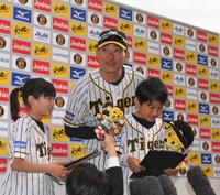 「ハマっているの食べ物は」「ピノ！」お立ち台でキッズインタビューに答える福留選手