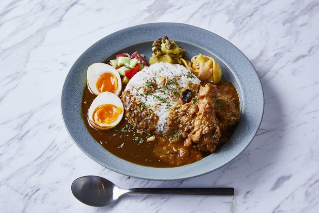 「角川食堂カレー」。好きなカレーを2種類かける「あいがけ」のほか、チーズやナッツなどの好みのトッピングをチョイスすることもできる(提供写真）