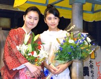 朝ドラのバトンタッチセレモニーで遠野凪子さん（左）と竹内結子さん＝1999年8月