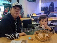 ウクライナの代理母が出産した愛息・太郎くん（右）とくつろぐ作家の山口敏太郎氏