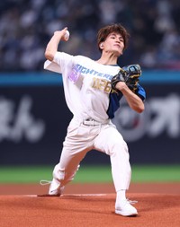 豪快なフォームで投じる