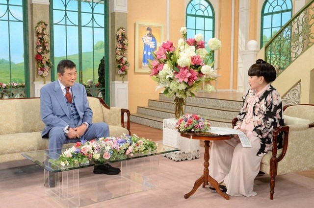 黒柳徹子さん（右）とトークを展開する小林旭さん