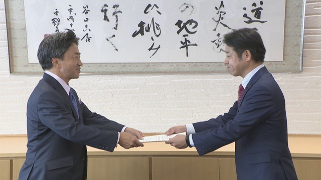 片岡聡一市長に提言書を手渡す総社市議会・三宅啓介議長（右）