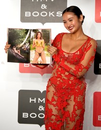 写真集のお気に入りカットを紹介する香川沙耶