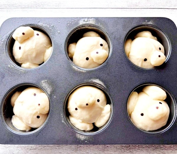 耳が無くなる！？ 焼成前のクマさんパンが大変身（画像提供：ピジョンビレッジさん）