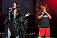 リングでマイクを持つ井上貴子（左）と井上京子