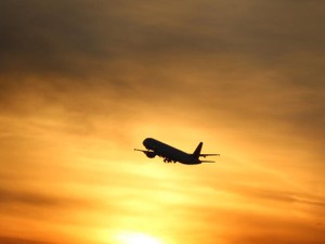 思い出のある物を捨てられない私は、今の幸せと彼を置いて海外へ立つ