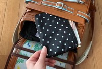 周期が不安定になりがちな小学生の生理。ナプキンをいくつかポーチに入れて常備しておけば安心…と子どもたちに教えている親御さんも多いはずですが…（筆者撮影）