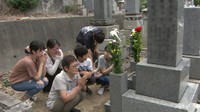 お盆の入りで家族連れらが墓参り　先祖の霊に感謝を伝える　高松市