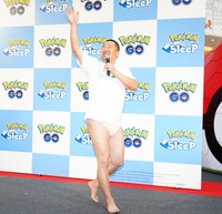 「サイモンありがとう！」とファンサービスするとにかく明るい安村＝KITTE丸の内（撮影・高石航平）