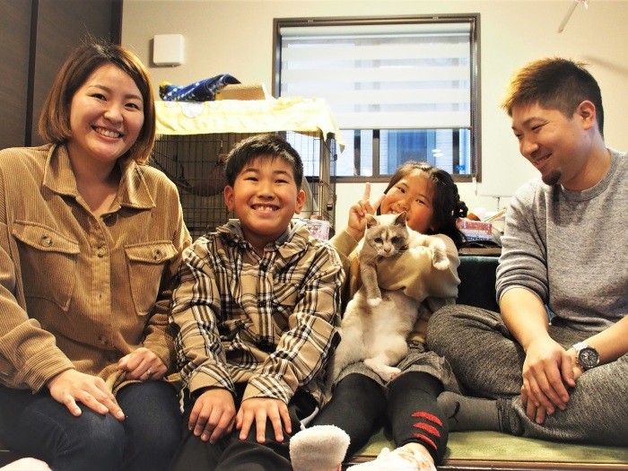 多数飼育崩壊のアパートから救出された猫のこころは、保護当時８匹の子猫にお乳をあげていた。母性愛が強いこころはボランティア宅でも子育てを手伝い、そのあと素敵な家族と出会い幸せに暮らす（佐竹茉莉子撮影、「猫との約束」より）