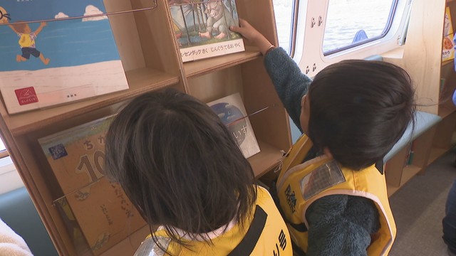 ほんのもり号に乗り込んだ子どもたち