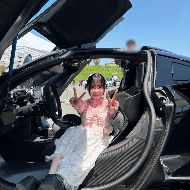 「なんと4億円の車なんだって！」（杉山優奈 (@yuna__1220__) さんのインスタグラムより）