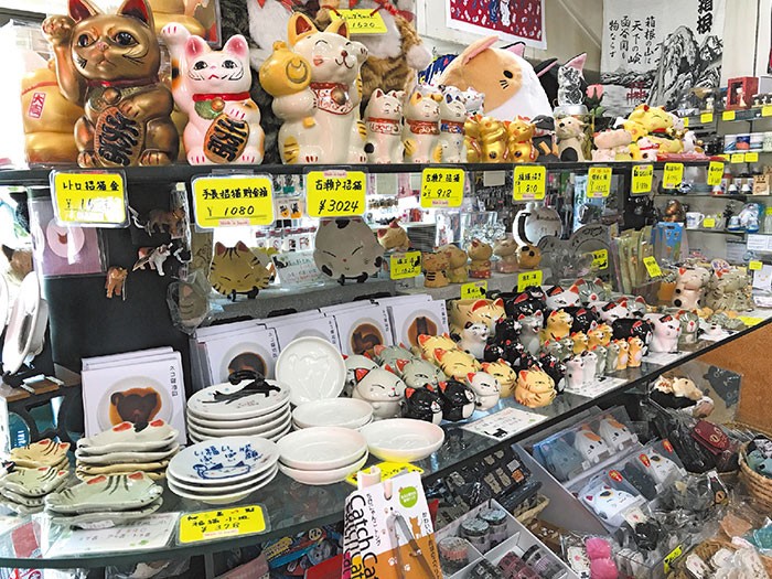 猫グッズエリアはどんどん拡大。オリジナルの寄木細工の猫首輪も人気