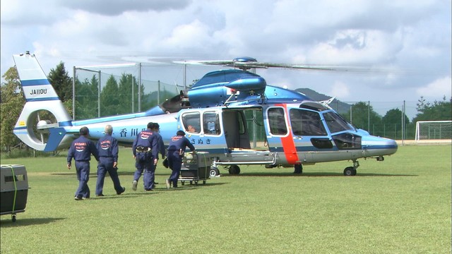 「空飛ぶ警察犬」になれるかな？　香川県警でヘリコプター移動の順応訓練　離島での災害や犯人逃走に備え