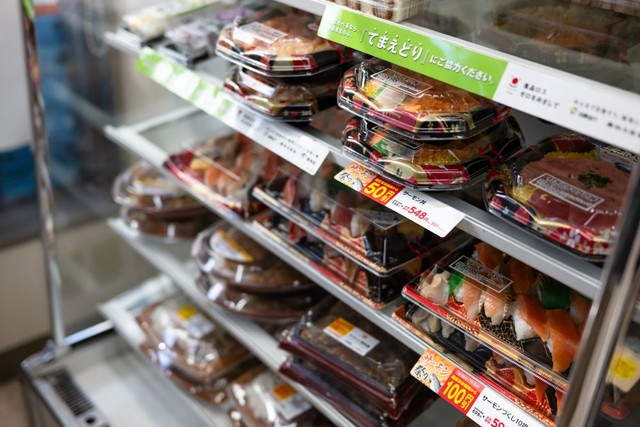 夜のコンビニ売り場のイメージ　※この画像はイメージです（Peak River/stock.adobe.com）