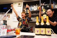 ノンアルコールのシャンパンを下ろしたウルフ村田氏（右）とともに、シャンパンを開封するゆたぼん