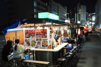 長浜屋台街は２０２３年６月に復活オープン。福岡市地下鉄・赤坂駅から徒歩約１０分