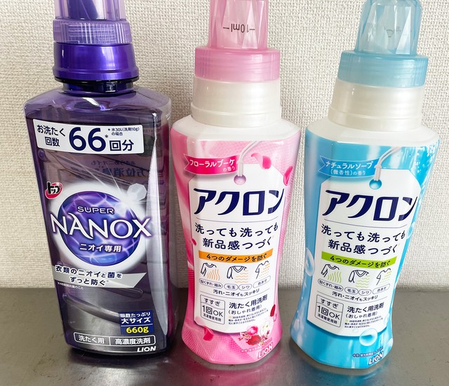 匂いを全方位から消臭、防臭するという洗剤「トップスーパーNANOXニオイ専用」（左）と新品感が続くオシャレ着用洗剤「アクロン」（ともにライオン）
