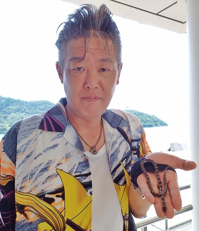 シロマダラと発見者の西原健太郎さん＝島根県隠岐の島町中町、隠岐自然館