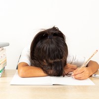 勉強に集中できない小学生　※画像はイメージです（TAGSTOCK2/stock.adobe.com）