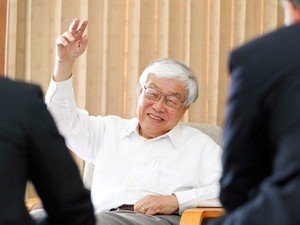 意見が違う相手とも　エール大・浜田宏一氏の「89人インタビュー」