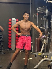 大会に向けて体を調整する落語家の春風亭かけ橋さん（本人の公式Xから）