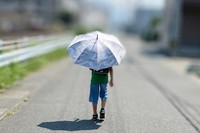 対策進まないエリアもあり、日傘やネッククーラーNGの学校も。（2venus2/stock.adobe.com）