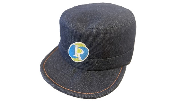 井原鉄道の駅係員に「デニム帽子」採用　地元企業の協力でデニム産業をPR