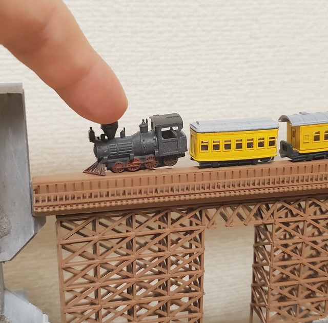 中を走る機関車もオリジナルデザインでかなりのクオリティ！（提供：ジオラマ藤平さん）