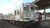 障害がある作家がデザイン　カラフルなラッピング電車の運行始まる　ことでん琴平線