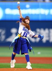 始球式を務めるきゃりーぱみゅぱみゅ=横浜スタジアム