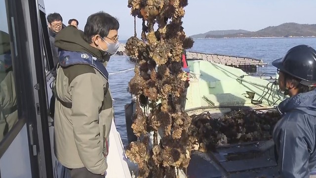 カキ養殖場を視察する水産庁の藤田仁司長官　高松市牟礼町大町