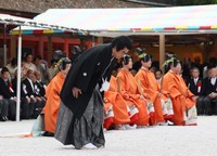 「社頭の儀」に一般参列者の代表として臨む藤岡弘、＝下鴨神社