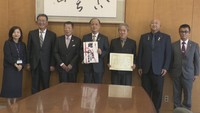 企業が子育て応援　岡山市に寄付金を贈呈　絵本の購入費用に