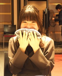 涙を拭いて照れ笑いする毎田暖乃