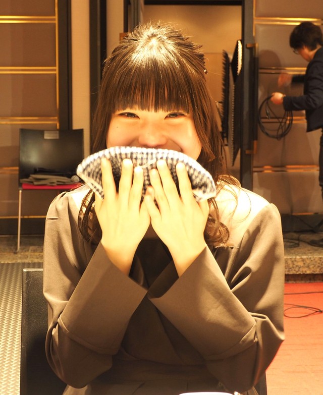 涙を拭いて照れ笑いする毎田暖乃