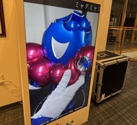 液体に漬けて塗装しはめこまれるミャクミャク