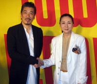 梶芽衣子（右）と宇崎竜童＝2011年