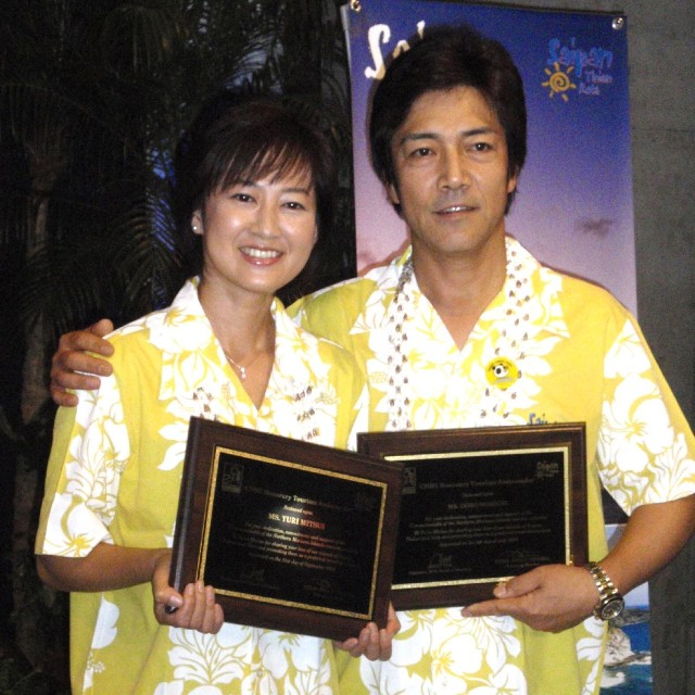 野口五郎（右）と三井ゆり＝2008年