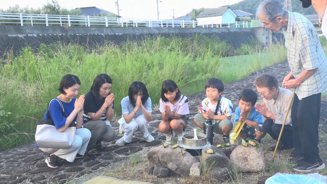 小豆島のお盆の伝統行事「川めし」の様子　別当川　香川・小豆島町　14日午前5時ごろ