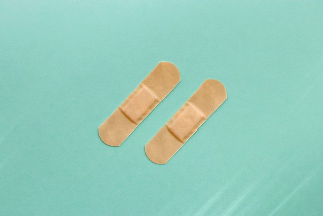 擦りむいたりした時に活躍する「絆創膏」※画像はイメージです（pote/stock.adobe.com）