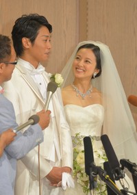 結婚披露宴前に取材に応じる永井大と中越典子＝2015年8月