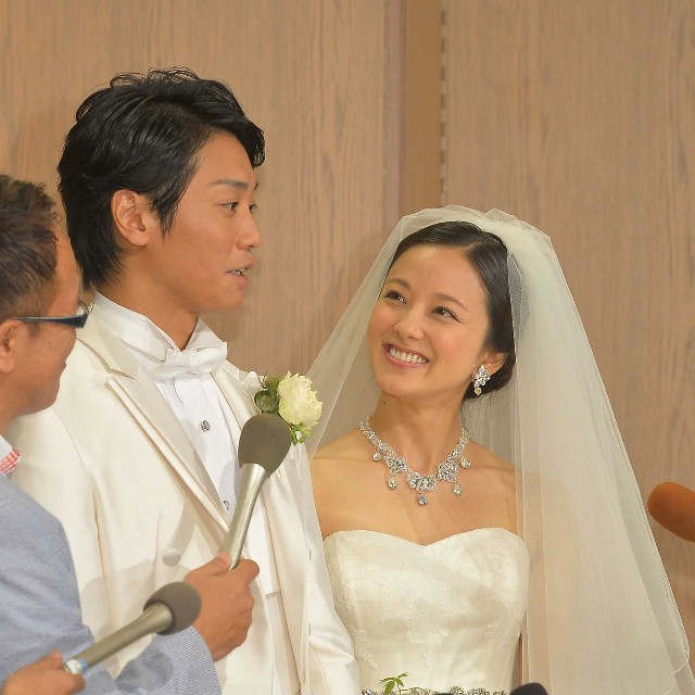 結婚披露宴前に取材に応じる永井大と中越典子＝2015年8月