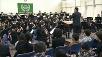 手をたたき、体でリズム感じて　高校生と盲学校の児童・生徒が演奏会で交流　岡山市
