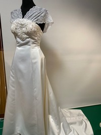 3人目はピアノの先生で、肩から胸元にゴージャス感が出ています。