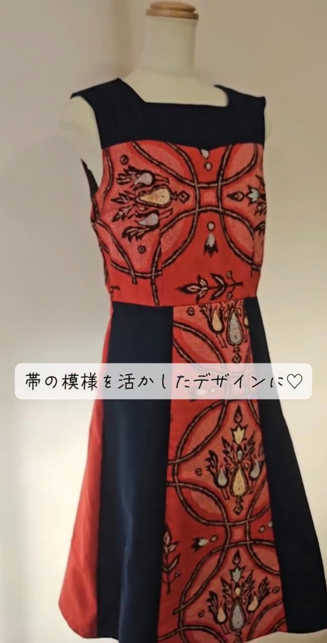 赤い帯で作ったワンピース／かのんさん（@kanomade）提供