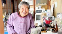 映画の一場面。台所に立つ哲代さん（ⓒ「１０４歳、哲代さんのひとり暮らし」製作委員会）