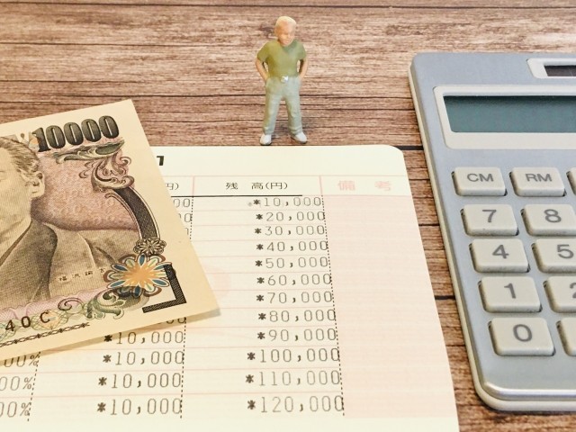 父親の通帳に記載された“謎”の引き落としを調査したという投稿がXで話題に（photoACより「craftbeermania」さん撮影、イメージ画像）